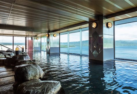 室內浴池(大浴場)/浴室很寬闊,可同時供許多人使用
