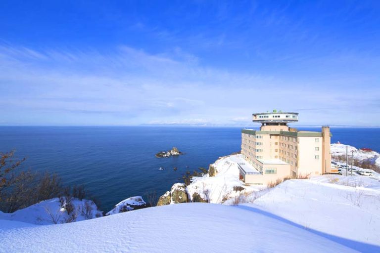 冬季，從房間裏可欣賞到雪和海的絕美景色