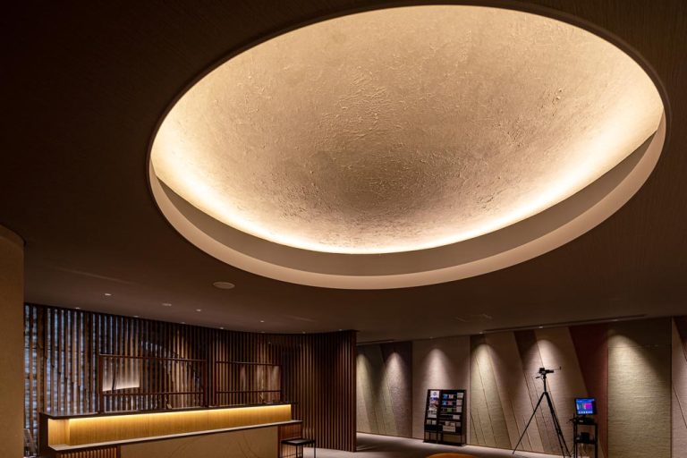 溫柔的月光籠罩下的大堂和服務台