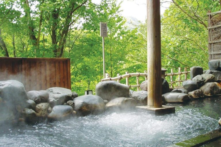 源泉流的露天溫泉