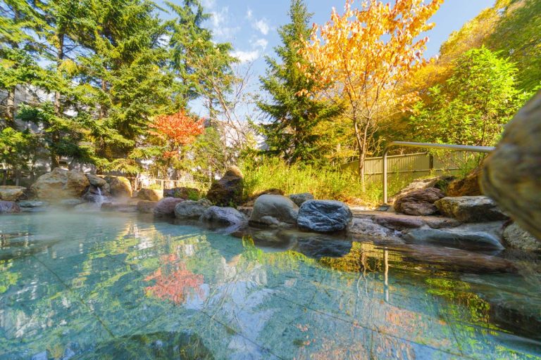 秋天的露天溫泉