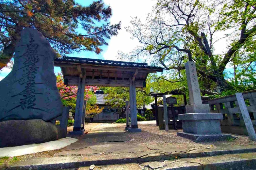 法華寺：室町時代壯麗的建築物。山門的前身是300多年前檜山奉行所的正門，是北海道最古老的建築物之一。天頂畫「眼觀六路的龍」非常值得一看。