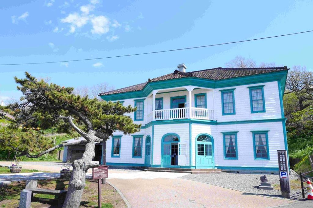 舊檜山爾志郡官廳（江差町鄉土資料館）：可以參觀到有關江差的自然・考古・歷史・民族的展覽品。建築物被指定為北海道有形文化財。牆壁和天頂上復原的華麗的布牆紙非常值得一看。