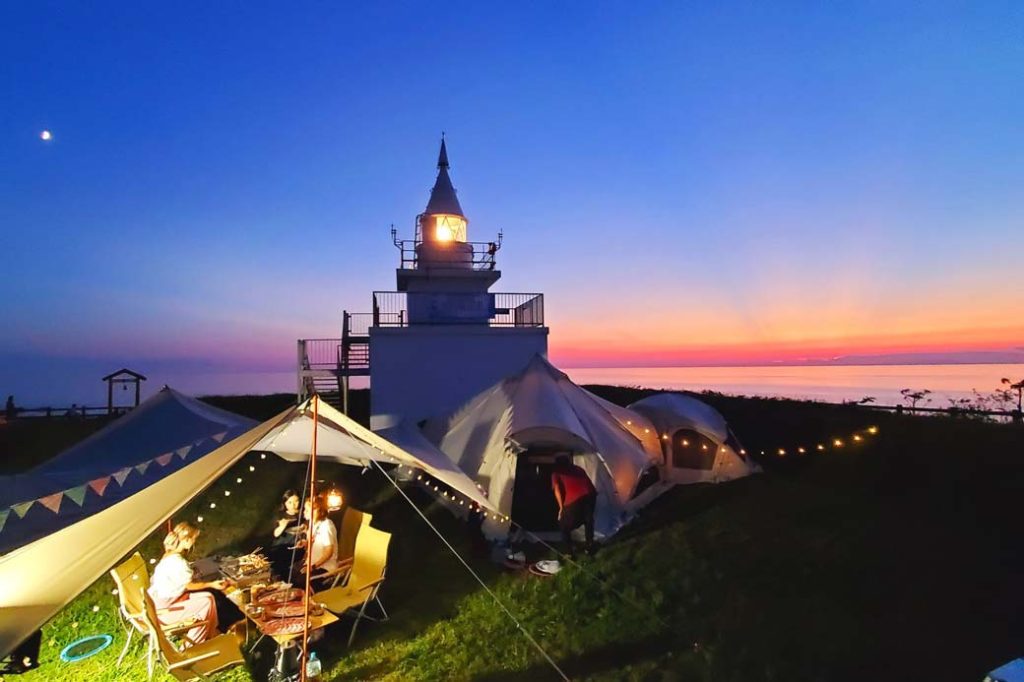 燈塔海邊露營