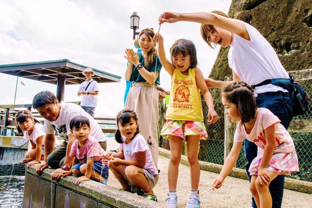 在海鷗島脚下的海灘上挑戰釣螃蟹