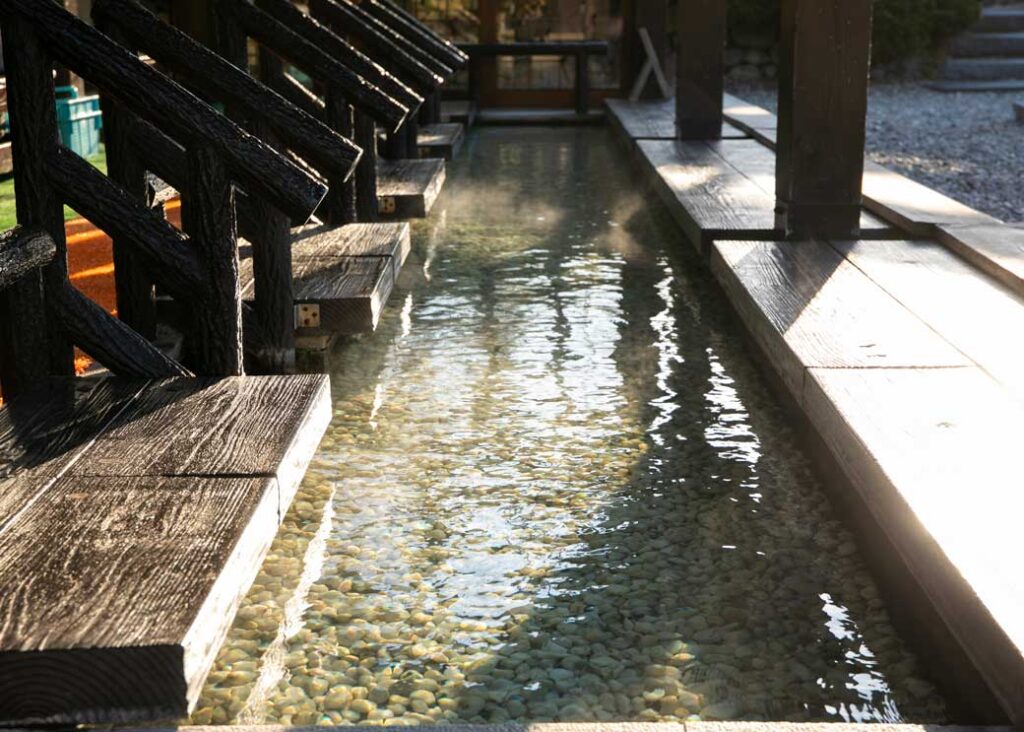 溫暖的足湯（收費區）
日式石庭風格的公園內有讓人心曠神怡的散步路，利用間歇泉溫泉的足湯也非常受歡迎。 是對神經痛和畏寒症有功效的天然溫泉。