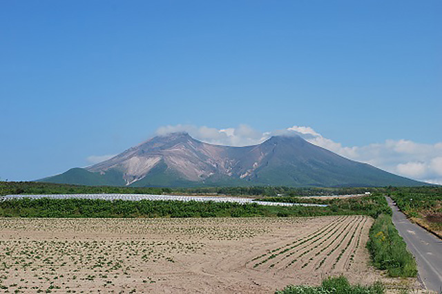 北海道駒之嶽登山：北海道駒之嶽（通稱渡島富士）是聳立在道南的渡島半島東部，內浦灣南岸的一座成層火山，是現在仍在活動中的活火山。 橫跨七飯町・森町・鹿部町3個城鎮，由劍之峰（1131m）、由砂原嶽（1113m）、隅田盛（892m）三座山構成。 據說，經過1640年、1694年、1856年和1929年的大噴發，使得駒之嶽幾乎變成了現在的馬背形的山型，推測其高度由約1700m（富士山型）縮減至現今的1131m（馬背型）。 登山道只有森町的赤井川口，且不能前往山頂（火山口附近）。 進入山中有時間和區域限制。