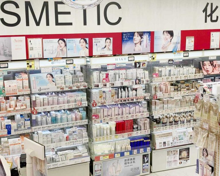 備有豐富的化妝品。