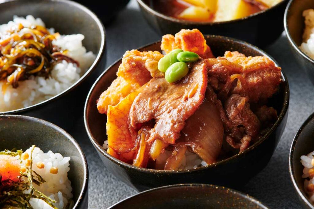 豬肉丼、炸雞丼、鮭魚的鏘鏘燒等，可用小碗享用的丼飯菜單也很受歡迎。